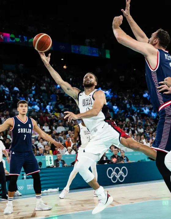  库里意外战胜美国队，领先优势明显引爆全场！爱游戏APP